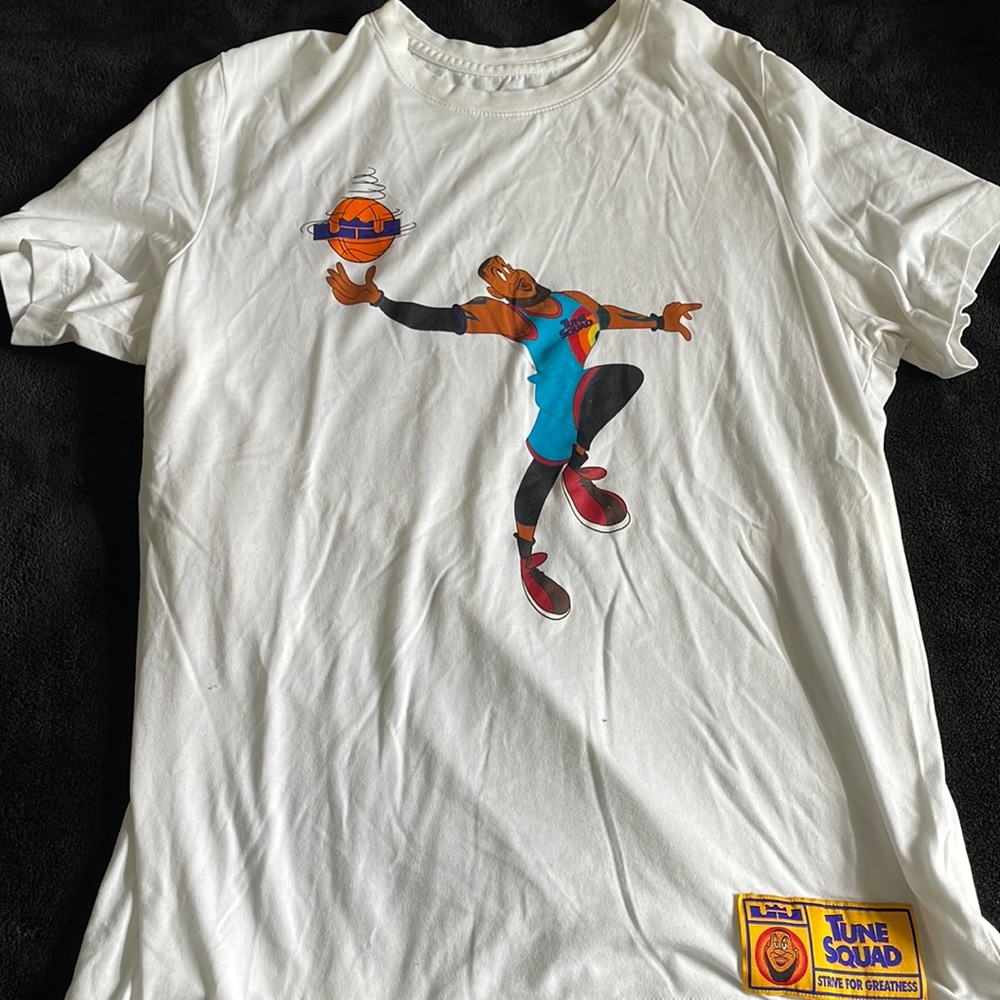Loony tunes/Lebron James shirt